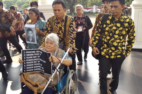  Peringati 17 Tahun Aksi Kamisan, Keluarga Korban Pelanggaran HAM Gelar Aksi di Istana
