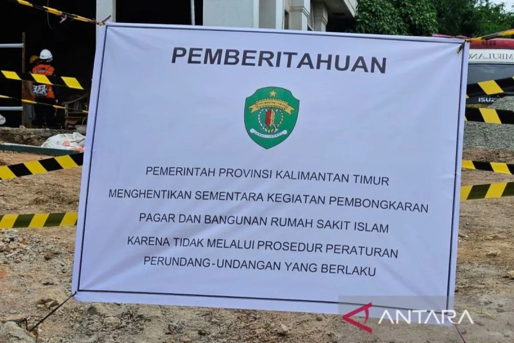 Pemerintah Provinsi Kalimantan Timur (Pemprov Kaltim) menghentikan sementara kegiatan pembongkaran pagar dan bangunan Rumah Sakit Islam Samarinda yang dilakukan oleh perusahaan kontraktor pembangunan terowongan di Samarinda, Kalimantan Timur, Sabtu (20/1/2024)./Antara-Adpimprov Kaltim.