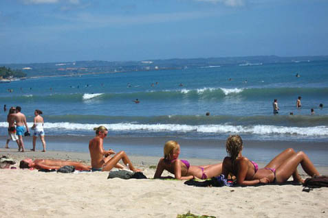 Wisatawan menikmati pantai di Bali./Ist