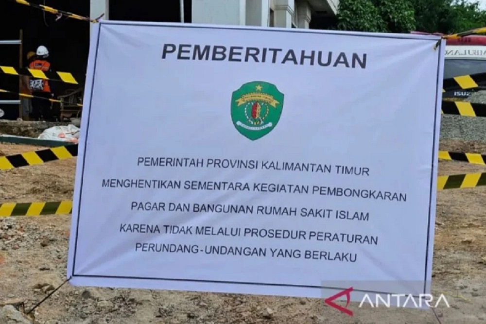 Pemprov Kaltim menghentikan sementara kegiatan pembongkaran pagar dan bangunan Rumah Sakit Islam Samarinda yang dilakukan oleh perusahaan kontraktor pembangunan terowongan di Samarinda, Kalimantan Timur, Sabtu (20/1/2024)./Antara-Adpimprov Kaltim.