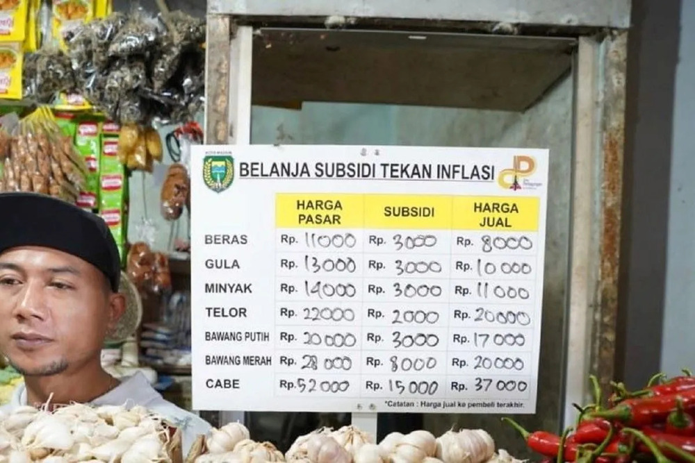 Pedagang di Pasar Besar Madiun menunjukkan harga bahan kebutuhan pokok yang mendaptkan subsidi harga dari Dinas Perdagangan Kota Madiun sebagai upaya untuk menekan inflasi dan stabilkan harga./Antara-Diskominfo Kota Madiun.