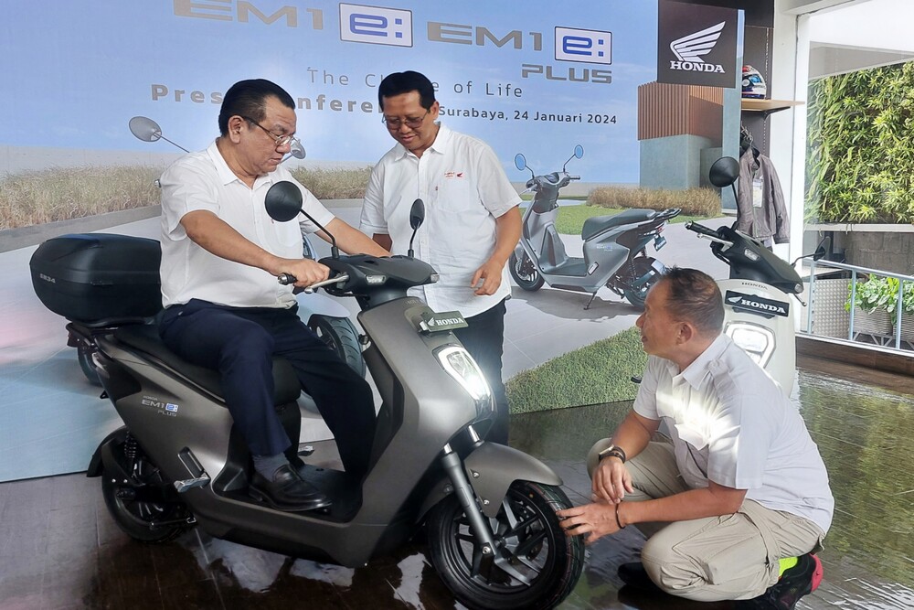 Presiden Direktur MPM Honda Jatim, Suwito (kiri) menjajal motor Honda EM1 e didampingi Direktur After Sales Service MPM, Hari Subagiyo (tengah) dan Direktur Marketing MPM, Dendy Sean di Surabaya, Rabu (24/1/2024)./Bisnis-Syaharuddin Umngelo.