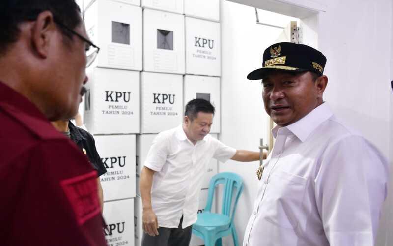Pj Gubernur Sulsel Bahtiar Baharuddin (kanan) saat meninjau kesiapan pelaksanaan Pemilu dan logistik di KPU Kota Palopo, Kamis (25/1/2024)./Pemprov Sulsel.
