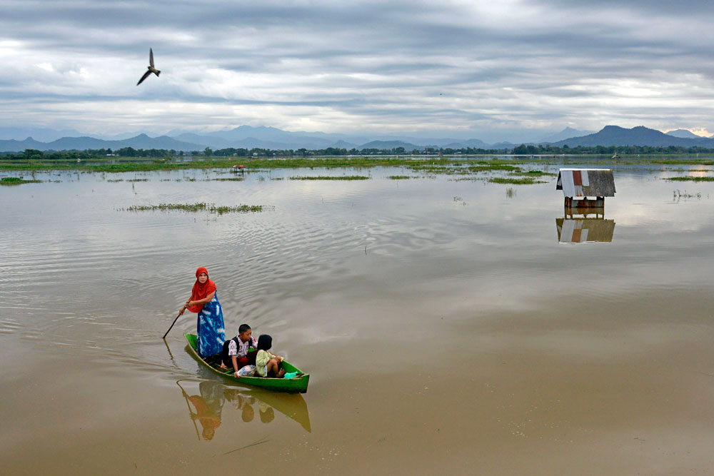  Dikepung Banjir, Warga di Makassar Terpaksa Menggunakan Sampan Untuk Beraktivitas