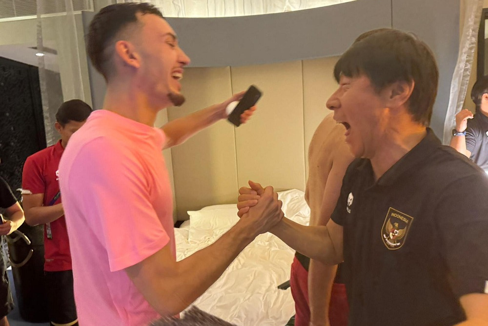 Selebrasi pelatih timnas Indonesia Shin Tae-yong bersama Ivar Jenner usai dipastikan lolos ke babak 16 besar Piala Asia 2023/PSSI.