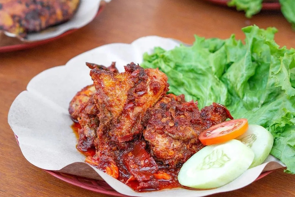 Ayam rarang menjadi wisata kuliner yang terkenal di Lombok, NTB/Grab