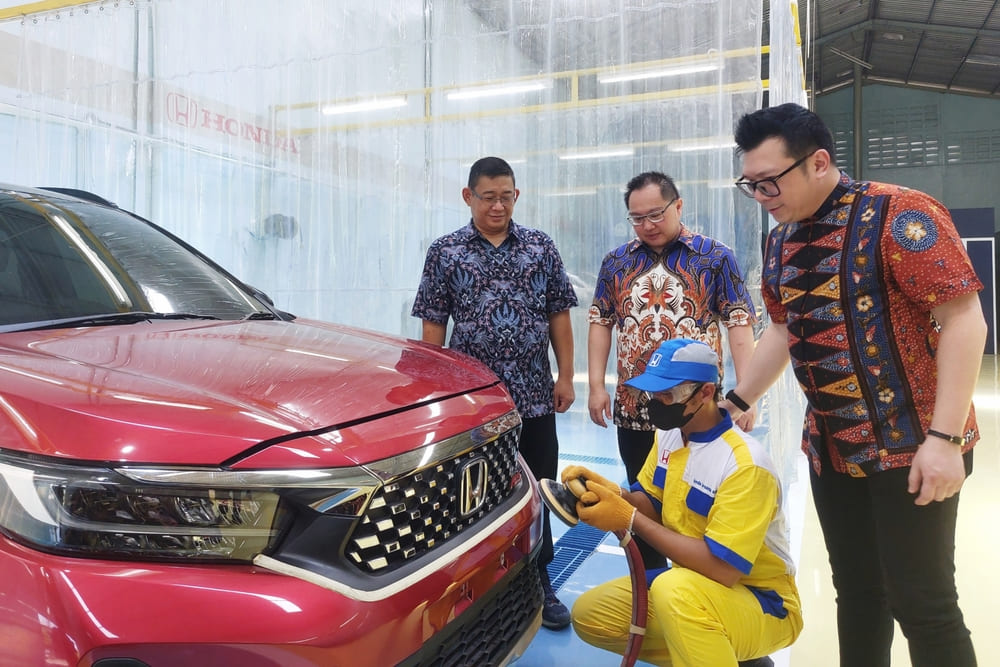 Direktur Honda Surabaya Center (HSC), Wendy Miharja (kanan) mengamati perawatan cat mobil di Body and Paint Facility Expansion Honda Surabaya Center, di Sidoarjo, Jumat (26/1/2024)./Bisnis-Syaharuddin Umngelo.