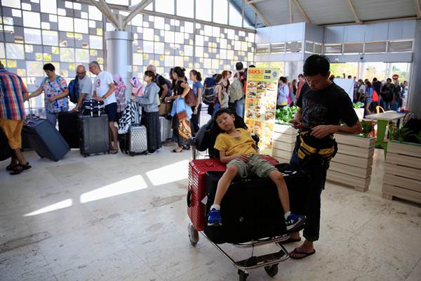 Wisatawan antre di Bandara Internasional Lombok, Lombok Tengah, Nusa Tenggara Barat. Foto arsip./Reuters-Beawiharta