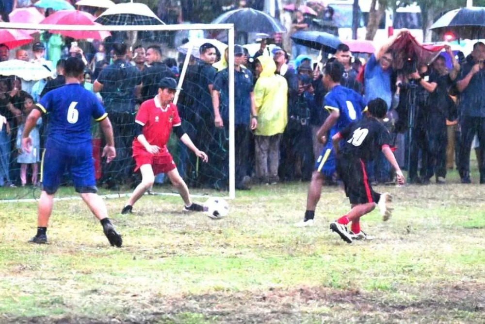 Presiden Joko Widodo bermain sepak bola bersama warga Sleman di Lapangan Gamplong, Sleman, DI Yogyakarta, Sabtu (27/1/2024)./Antara-Biro Pers Sekretariat Presiden RI.