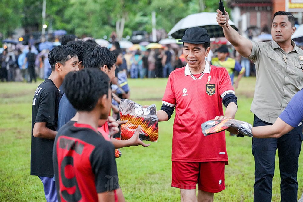  Presiden Jokowi Bermain Bola Dengan Sejumlah Remaja