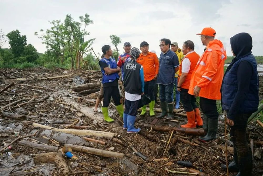  Penanganan Dampak Banjir Bandang Pasuruan, Pemulihan Akses Warga Diprioritaskan