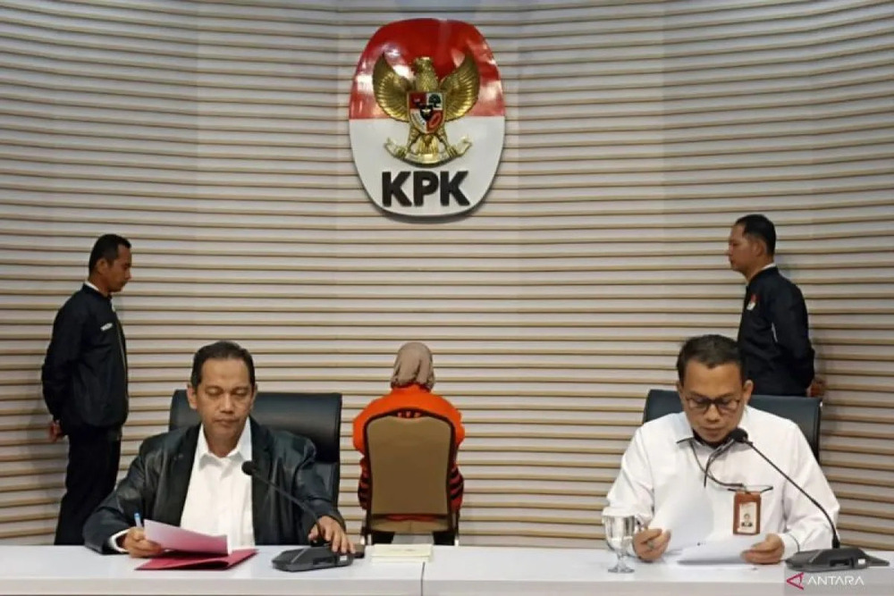 Komisi Pemberantasan Korupsi (KPK) hadirkan Kasubag Umum dan Kepegawaian Badan Pelayanan Pajak Daerah (BPPD) Kabupaten Sidoarjo Siska Wati (SW) dalam konferensi pers di Gedung Merah Putih KPK, Jakarta Selatan, Senin (29/1/2024)./Antara-Fianda Sjofjan Rassat.