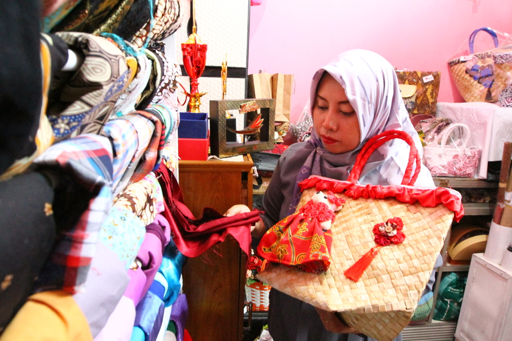 Dwi Ana Lisiati pemilik Parama Art saat berada di ruang pamer produk tas dari kain perca di Surabaya, Senin (22/1/2024)./Bisnis-Syaharuddin Umngelo