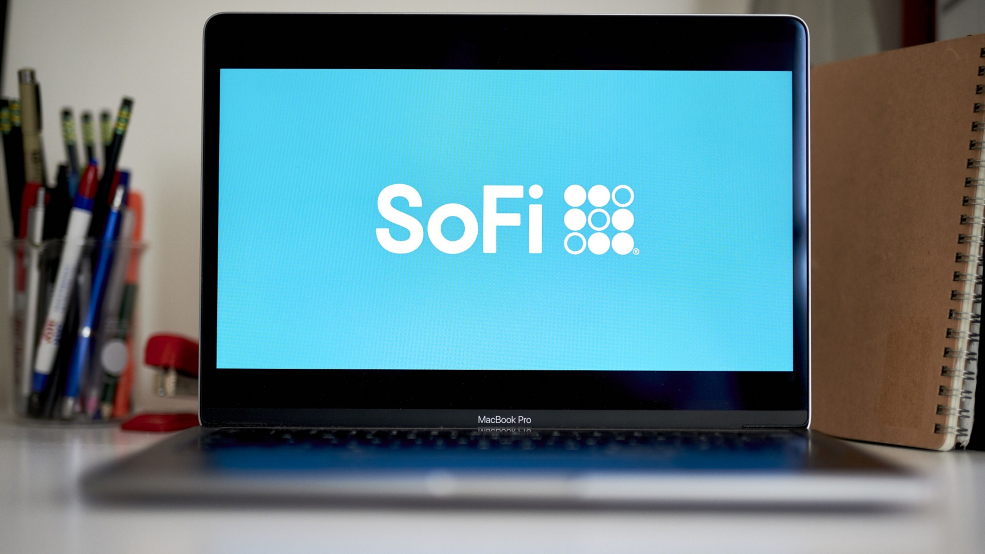 Logo Social Finance atau SoFi, penyedia layanan pinjaman bagi mahasiswa atau student loan refinancing di AS, yang dipotret pada Jumat (26/3/2021) di New York, Amerika Serikat. - Bloomberg/Gabby Jones