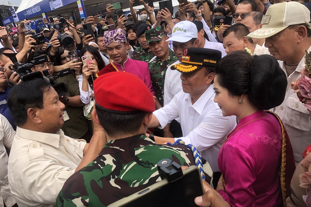 Menteri Pertahanan Prabowo Subianto menyapa Penjabat Bupati Sumedang Herman Suryatman