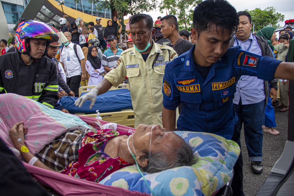 Evakuasi pasien ke dalam ambulance usai terjadi ledakan di Semen Padang Hospital pada pukul 15.30 Wib di Kota Padang, Sumatra Barat, Selasa (30/1/2024). Data dari pihak rumah sakit mencatat terdapat 102 orang pasien rawat inap yang dievakuasi ke rumah sakit terdekat dan penyebab ledakan masih dalam proses penyelidikan./Bisnis-Muhammad Noli Hendra.