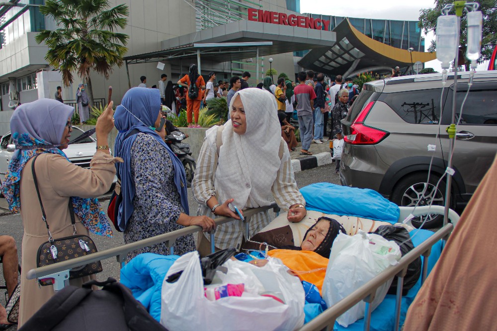 Pasien dievakuasi ke halaman Semen Padang Hospital yang meledak pada pukul 15.30 Wib di Kota Padang, Sumatra Barat, Selasa (30/1/2024). /Bisnis-Muhammad Noli Hendra