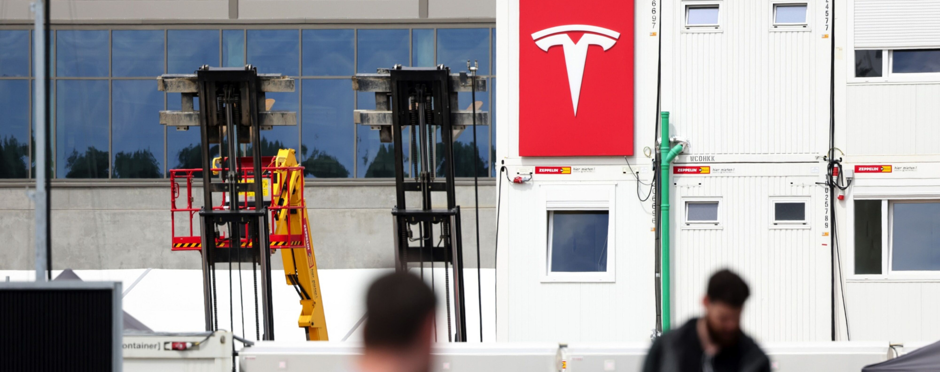 Logo Tesla yang dipotret pada Selasa (18/5/2021), berlokasi di pabrik Gruenheide, Jerman. - Bloomberg/Liesa Johannssen-Koppitz