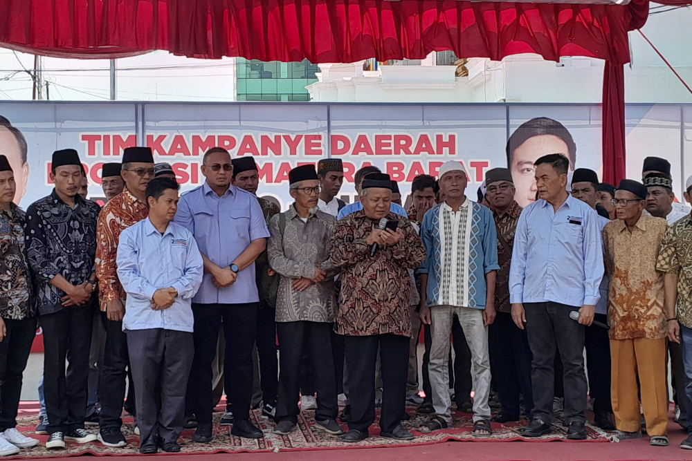 Deklarasi dukungan untuk Capres dan Wapres nomor urut 02 Prabowo-Gibran dari Forum Ulama Sumatra Barat yang turut disaksikan oleh Ketua TKD Sumbar Andre Rosiade, di Kota Padang, Kamis (1/2/2024). /Bisnis-Muhammad Noli Hendra