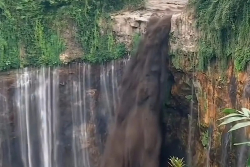  Wisatawan Asing Terjebak Banjir Lahar Gunung Semeru