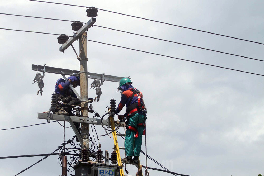  Penyaluran Listrik Untuk 2.250 Keluarga UID Sulselrabar