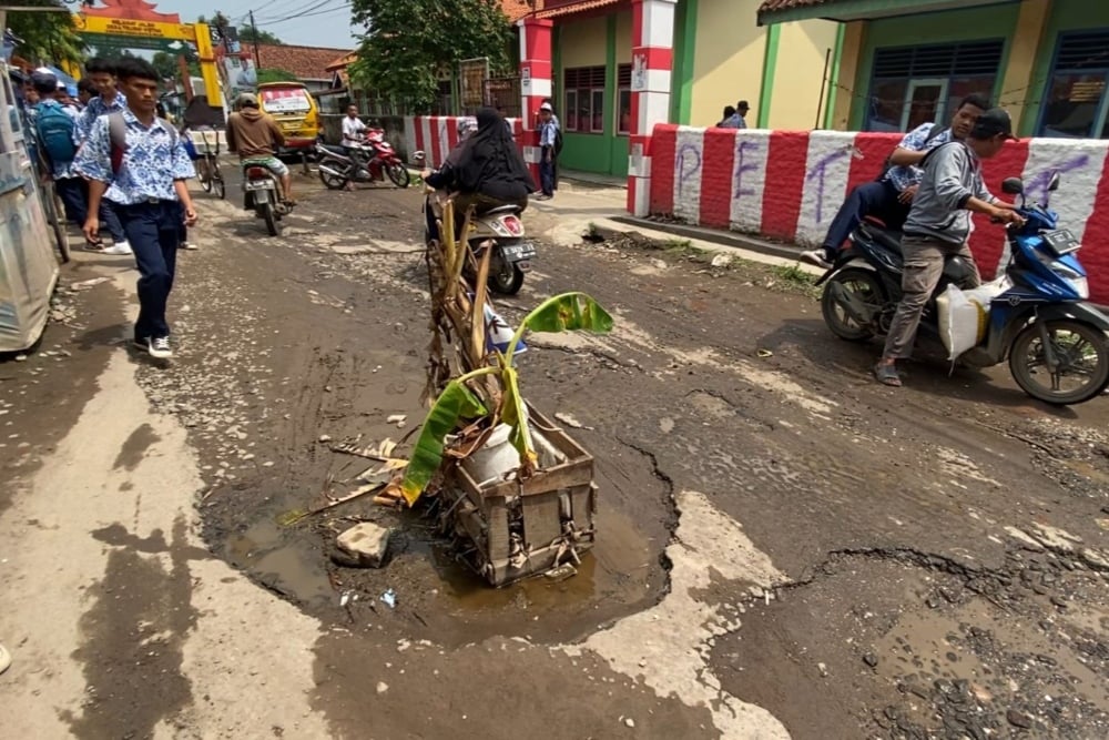 Jalan rusak menuju daerah Wisata Batik Trusmi