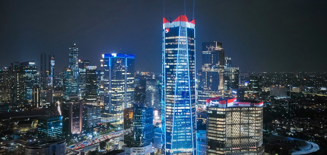 Pendar cahaya dari lampu gedung Telkom Landmark Tower, kawasan Gatot Subroto, Jakarta Selatan./tlt.co.id