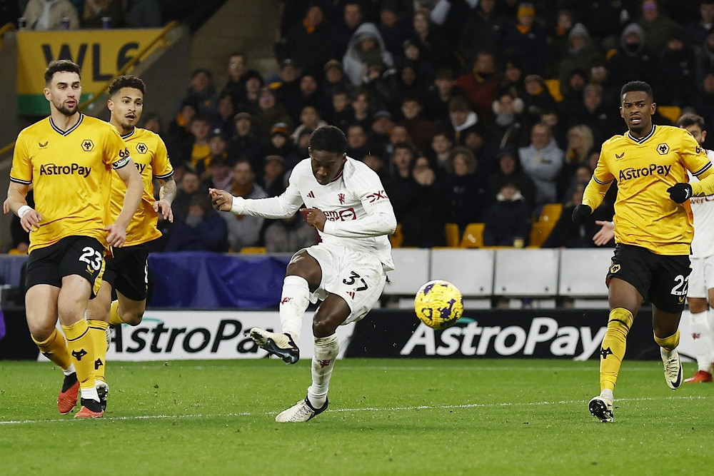 Hasil Liga Inggris, Manchester United menang 4-3 atas Wolves (Wolverhampton Wanderers). Kobbie Mainoo mencetak gol penentu kemenangan, Jumat (2/2/2024)/Reuters-Jason Cairnduff.