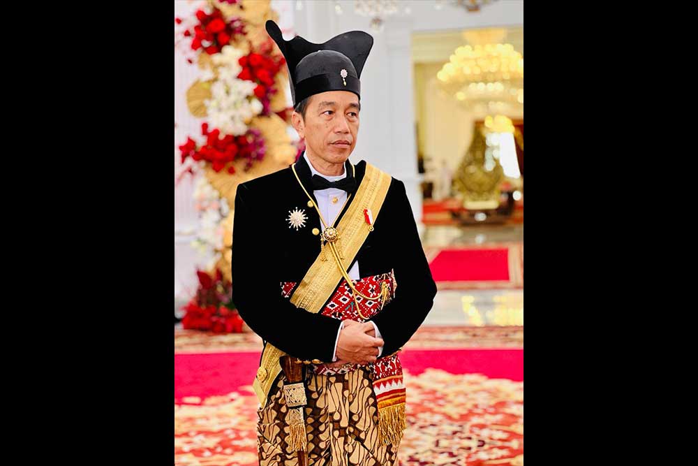 Presiden Joko Widodo mengenakan baju Ageman Songkok Singkepan Ageng busana para raja trah Pakubuwono di Keraton Surakarta Hadiningrat sesaat sebelum menjadi pembina upacara HUT-78 RI di Istana Merdeka, Kamis (17/8/2023)-Setwapres