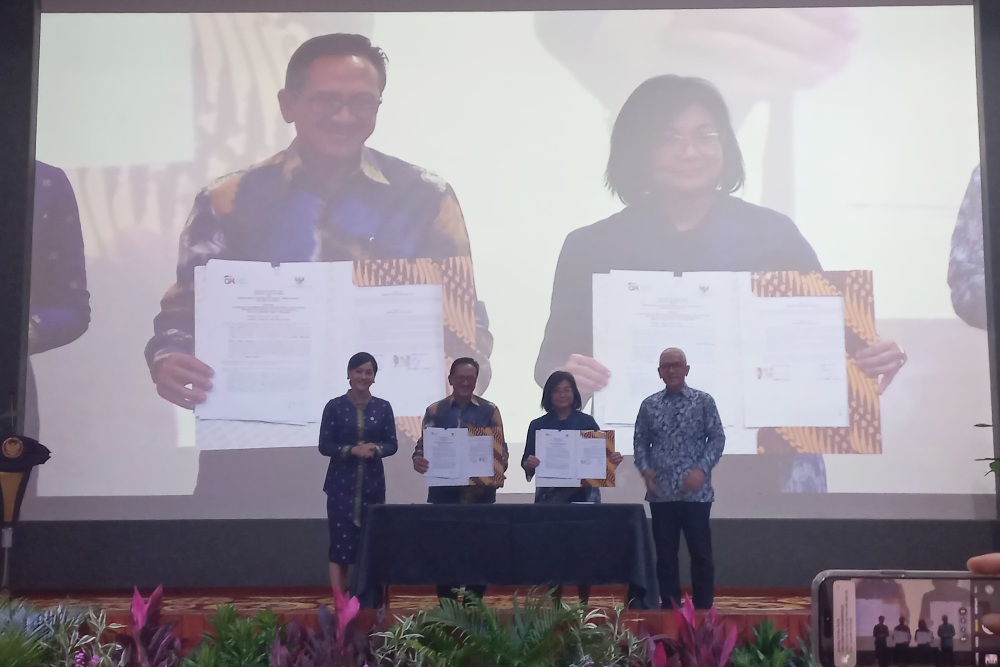 Penandatanganan Perjanjian Kerja Sama (PKS) Program Kartu Prakerja (Prakerja) dengan Otoritas Jasa Keuangan (OJK) dalam meningkatkan literasi dan inklusi keuangan masyarakat Indonesia, di Kementerian Perekonomian, Jakarta, Jumat (2/2/2024). JIBI/Jessica Gabriela Soehandoko.