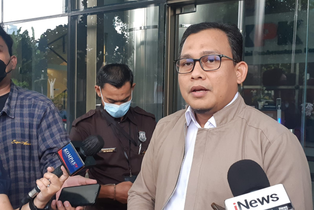 Kabag Pemberitaan KPK Ali Fikri saat memberikan keterangan kepada wartawan di Gedung Merah Putih KPK, Selasa (7/2/2023). JIBI/Bisnis-Dany Saputra. rn