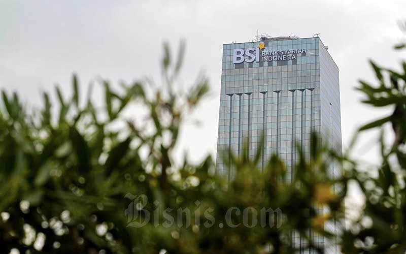 Gedung berlogo Bank Syariah Indonesia yang berada di Jalan Gatot Subroto, Jakarta, Minggu (31/1/2021).  Bisnis/Arief Hermawan P