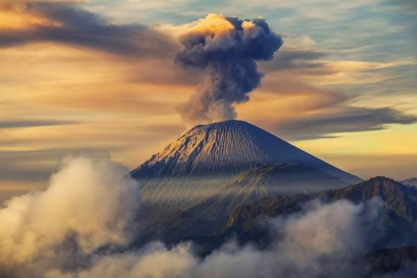  Gunung Semeru Memuntahkan Abu Vulkanik, Ini Imbauan PVMBG