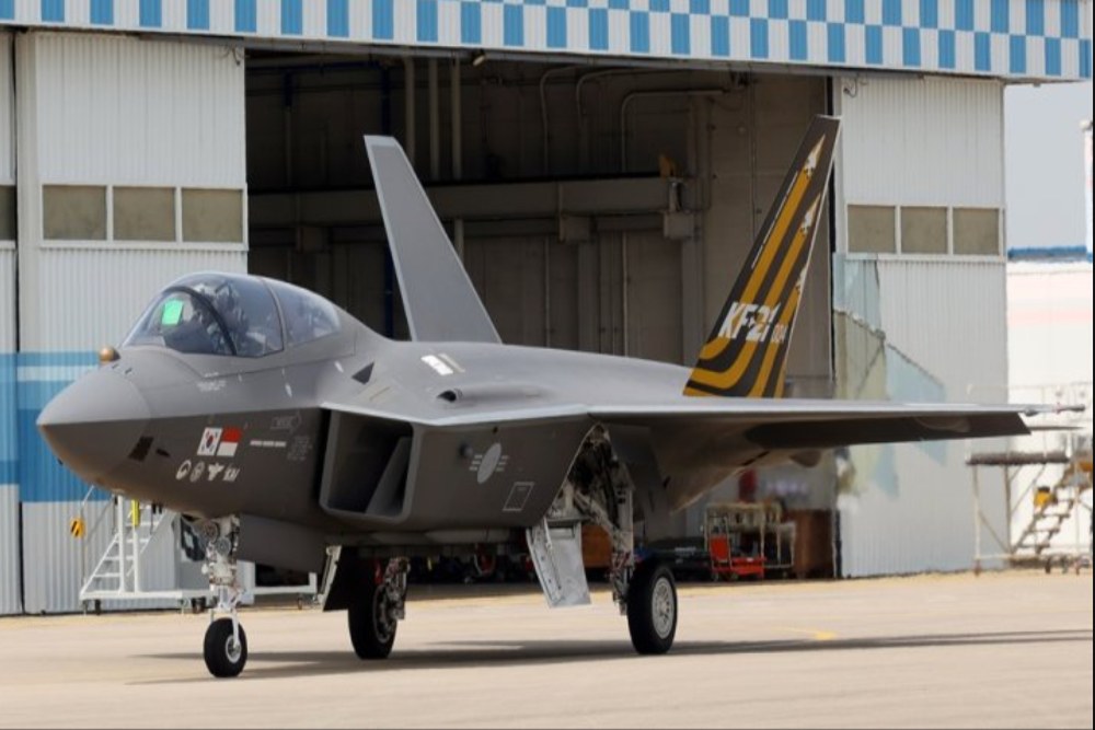 Prototipe jet tempur KF-21 Boramae bersiap untuk melakukan uji coba penerbangan di markas besar Korea Aerospace Industries (KAI) di Sacheon, Korea Selatan. Source: Joint Press Corps