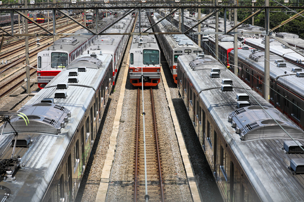 Rangkaian kereta rel listrik (KRL) yang dikelola oleh anak perusahaan PT Kereta Api Indonesia/KAI (Persero) berada di dipo kereta, Depok, Jawa Barat, Sabtu (13/8/2022). Bisnis/Himawan L Nugraha