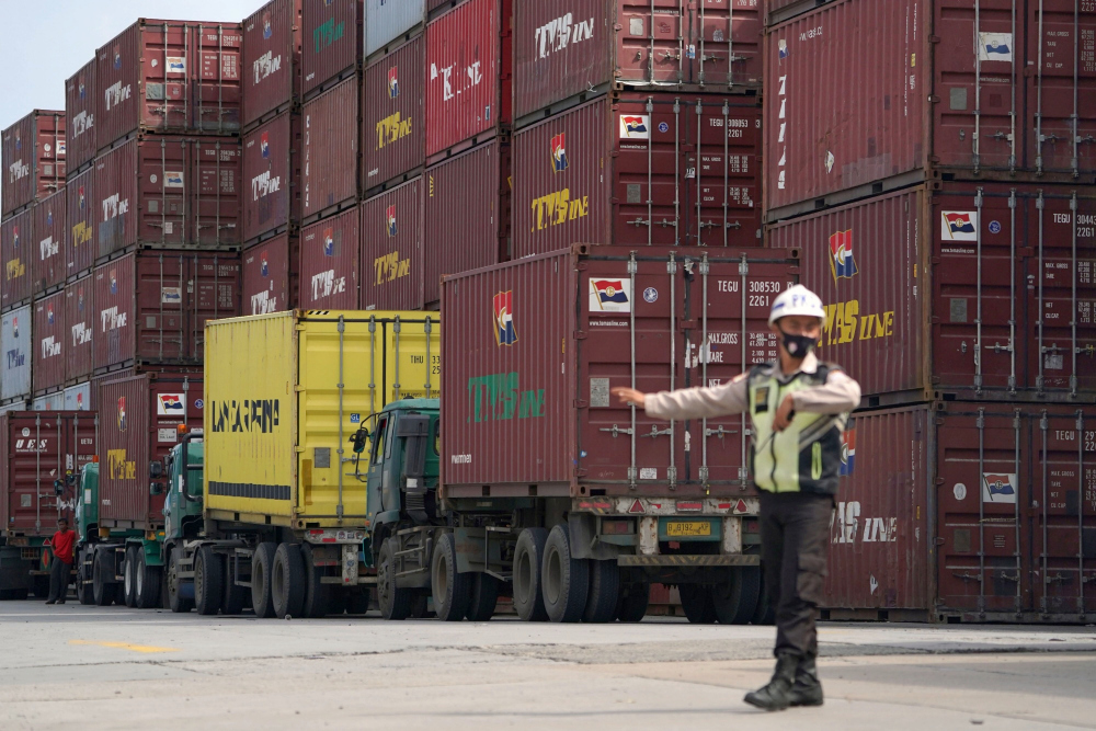 Truk dan kontainer berderet di Terminal Kontainer IPC, Pelabuhan Tanjung Priok, Jakarta pada Jumat (10/12/2021). - Bloomberg/Dimas Ardian