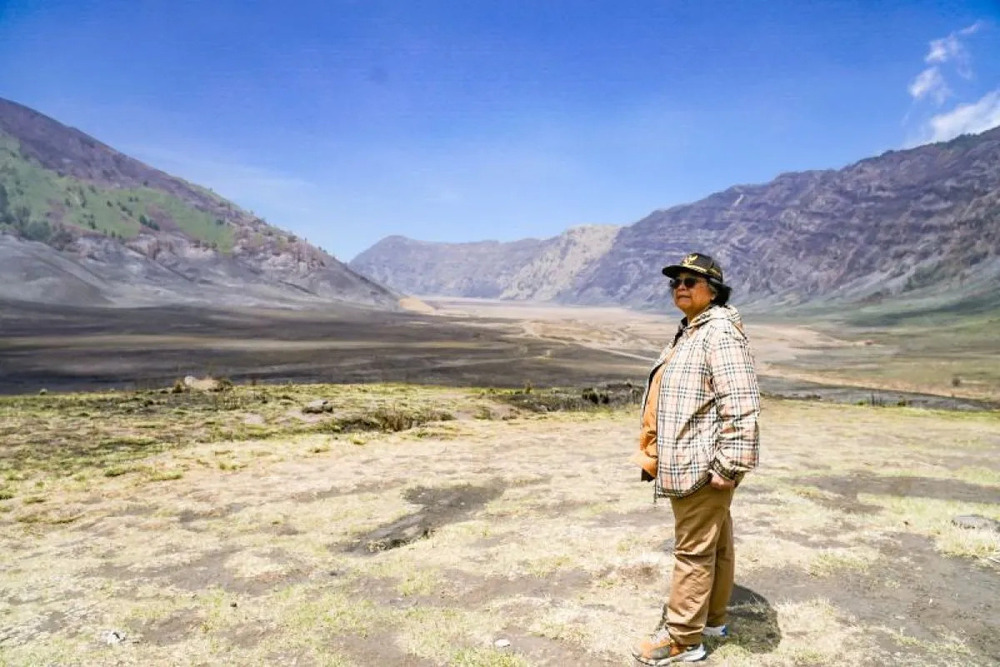 Menteri Lingkungan Hidup dan Kehutanan Siti Nurbaya Bakar memeriksa dampak kebakaran hutan dan lahan yang terjadi di kawasan Gunung Bromo, Provinsi Jawa Timur, Sabtu (23/9/2023)./Antara-Kementerian LHK.