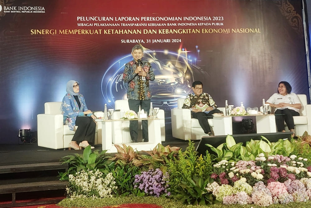 Kepala Kantor Perwakilan Bank Indonesia Jawa Timur, Doddy Zulverdi (berdiri) berbicara dalam diskusi panel di sela acara Peluncuran Laporan Perekonomian Indonesia 2023. Surabaya (31/1/2024)./Bisnis-Syaharuddin Umngelo.