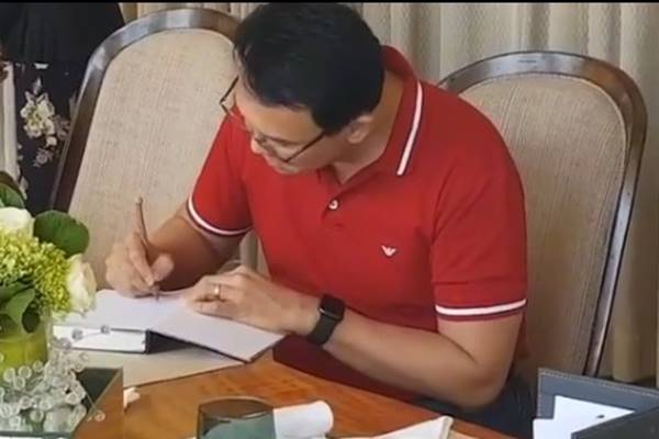 Basuki Tjahaja Purnama (BTP) atau Ahok menandatangani buku. Jari manis di tangan kirinya melingkar sebuah cincin./Instagram @sanggarguna