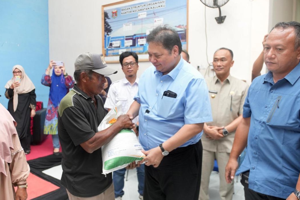 Menteri Koordinator Bidang Perekonomian Airlangga Hartarto menyalurkan Bantuan Pangan sekaligus melakukan Temu Wicara dengan 100 Penerima Bantuan Pangan (PBP) di Kantor Kecamatan Kalukku, Kabupaten Mamuju, Provinsi Sulawesi Barat, Jumat (2/02).