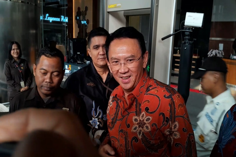 Komisaris Utama PT Pertamina (Persero) Basuki Tjahaja Purnama atau Ahok usai menjalani pemeriksaan di Gedung Merah Putih KPK, Jakarta, Selasa (7/11/2023)/Bisnis-Dany Saputra.