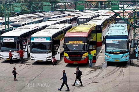 Armada angkutan bus di Terminal Leuwipanjang, Bandung, Jawa Barat, pada 2015 sebelum direvitalisasi./Bisnis.com-Rachman