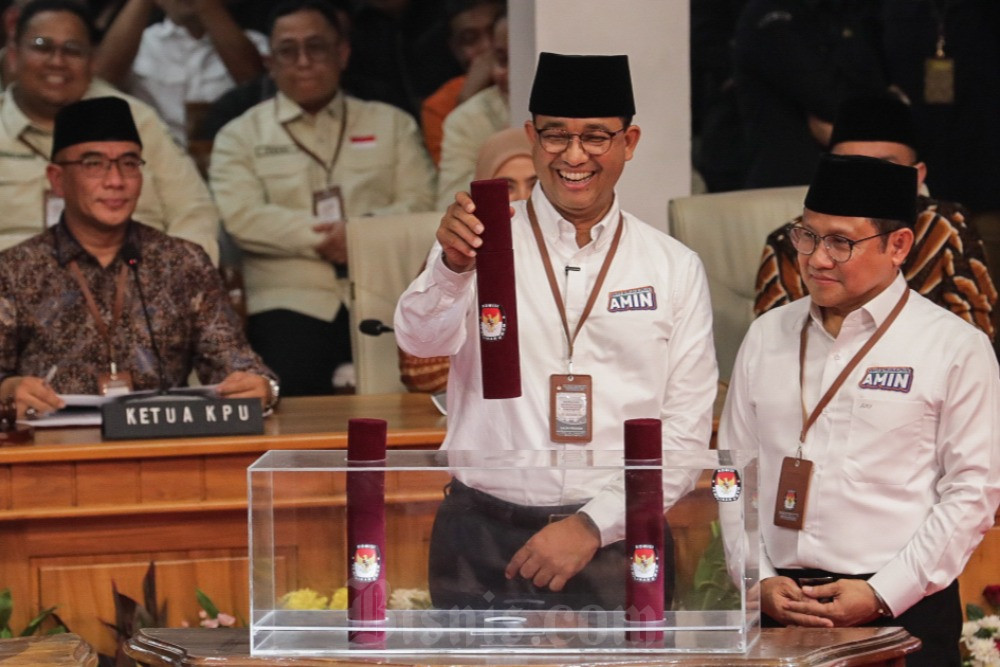 Pasangan Anies Baswedan (kiri) dan Muhaimin Iskandar mengambil nomor undian saat penetapan nomor urut capres dan cawapres di Jakarta, Selasa (14/11/2023). Bisnis/Fanny Kusumawardhani