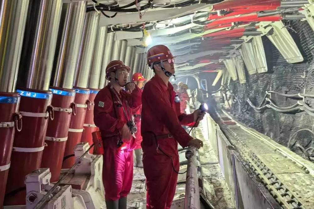 Kementerian Energi dan Sumber Daya Mineral (ESDM) meresmikan kegiatan produksi pertama tambang bawah tanah PT Sumber Daya Energi (SDE), perusahaan tambang bawah tanah yang terafiliasi dengan Qinfa Group Ltd. pada Senin (18/12/2023) di tambang SDE 1, Kotabaru, Kalimantan Selatan - Dok. PT Sumber Daya Energi