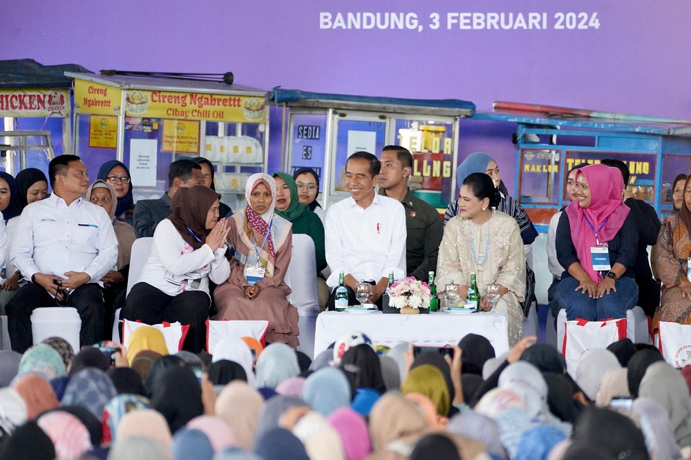 Foto: Jokowi Pilih Kalung Karya Lokal PNM Mekaar Bandung untuk Ibu Iriana