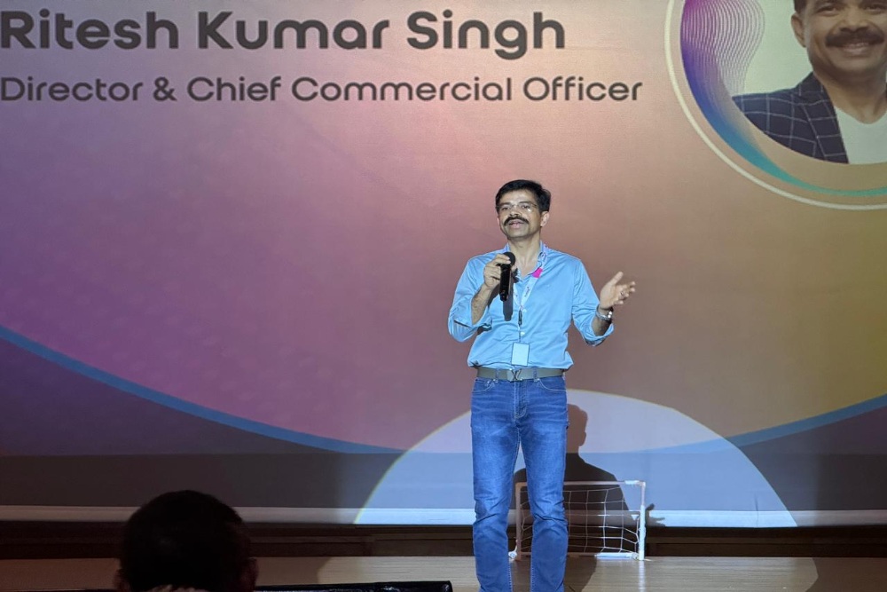 Director & Chief Commercial Officer Indosat Ooredoo Hutchison Ritesh Kumar Singh memberikan sambutan saat peluncuran Liga 1 Fantasy Football