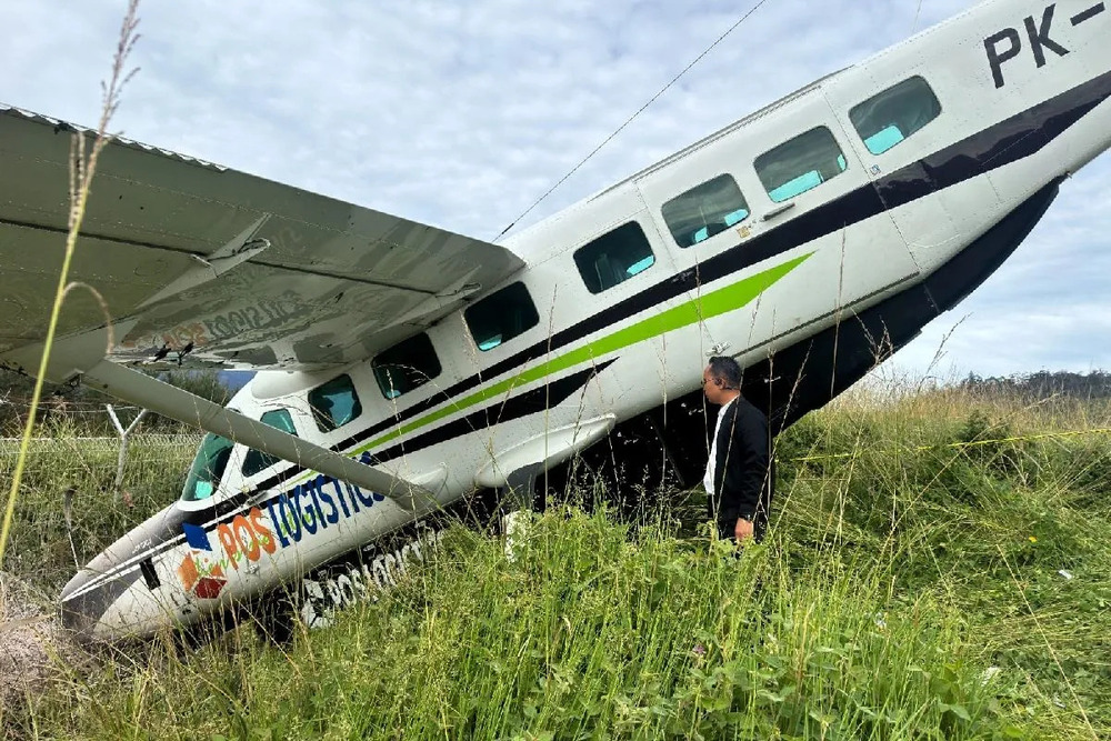  Rem Blong, Pesawat Caravan Tergelincir Keluar Landasan