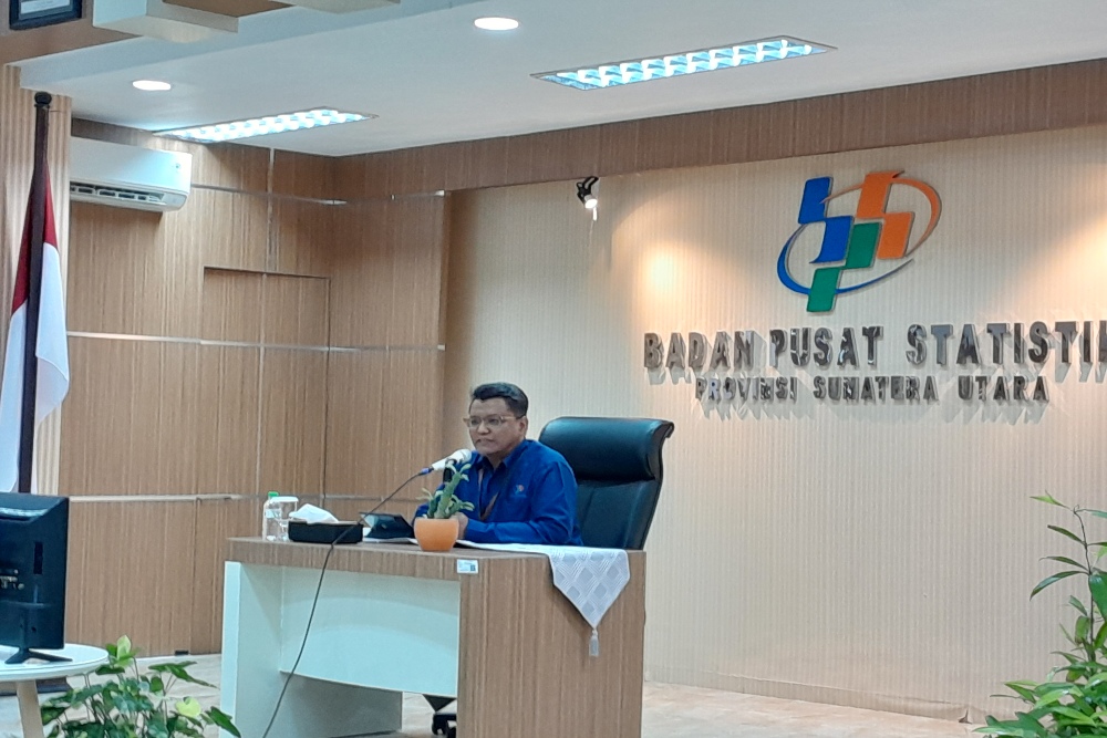 Kepala BPS Sumatra Utara Nurul Hasanudin saat menyampaikan rilis resmi pertumbuhan ekonomi Sumatra Utara tahun 2023, Senin (5/2/2024)/Bisnis-Delfi Rismayeti