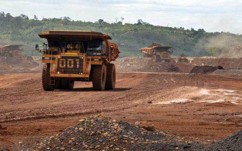 Articulated dump truck mengangkut material pada pengerukan lapisan atas di pertambangan nikel PT. Vale Indonesia di Soroako, Luwu Timur, Sulawesi Selatan, Kamis (28/3/2019)./JIBI