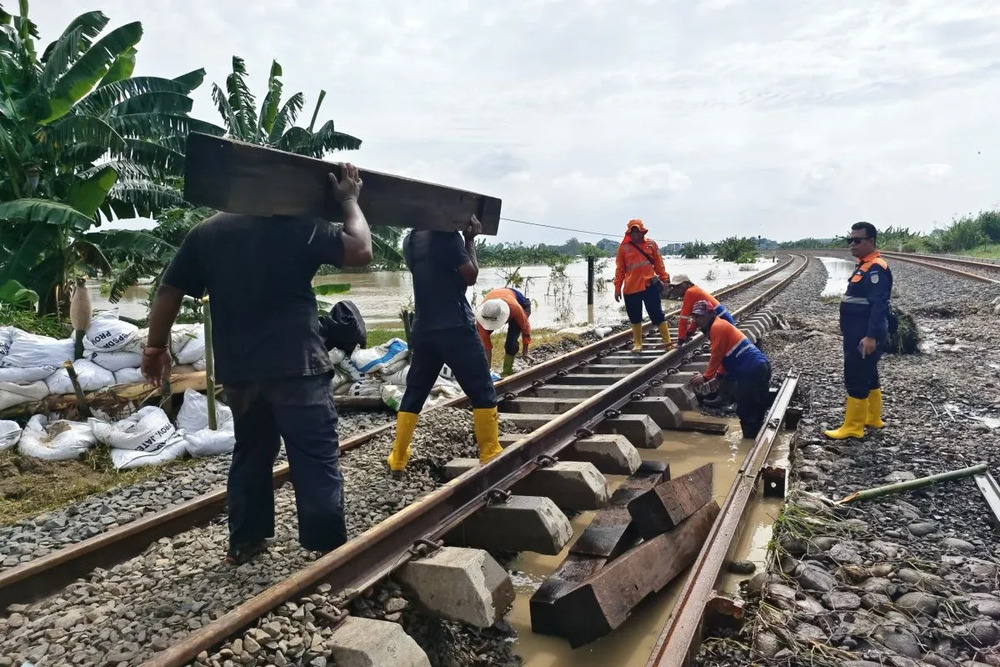Petugas melakukan perbaikan jalur KA yang terendam banjir di rute antara Stasiun Gubug hingga Karangjati di Kabupaten Gobogan, Selasa (6/2/2024)./Antara-KAI Daop Semarang.